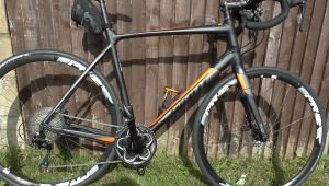 Low Mileage Aluxx Giant Contend SL1 Road Bike with Disc Brakes and Shimano 105 Gearset + Extras!