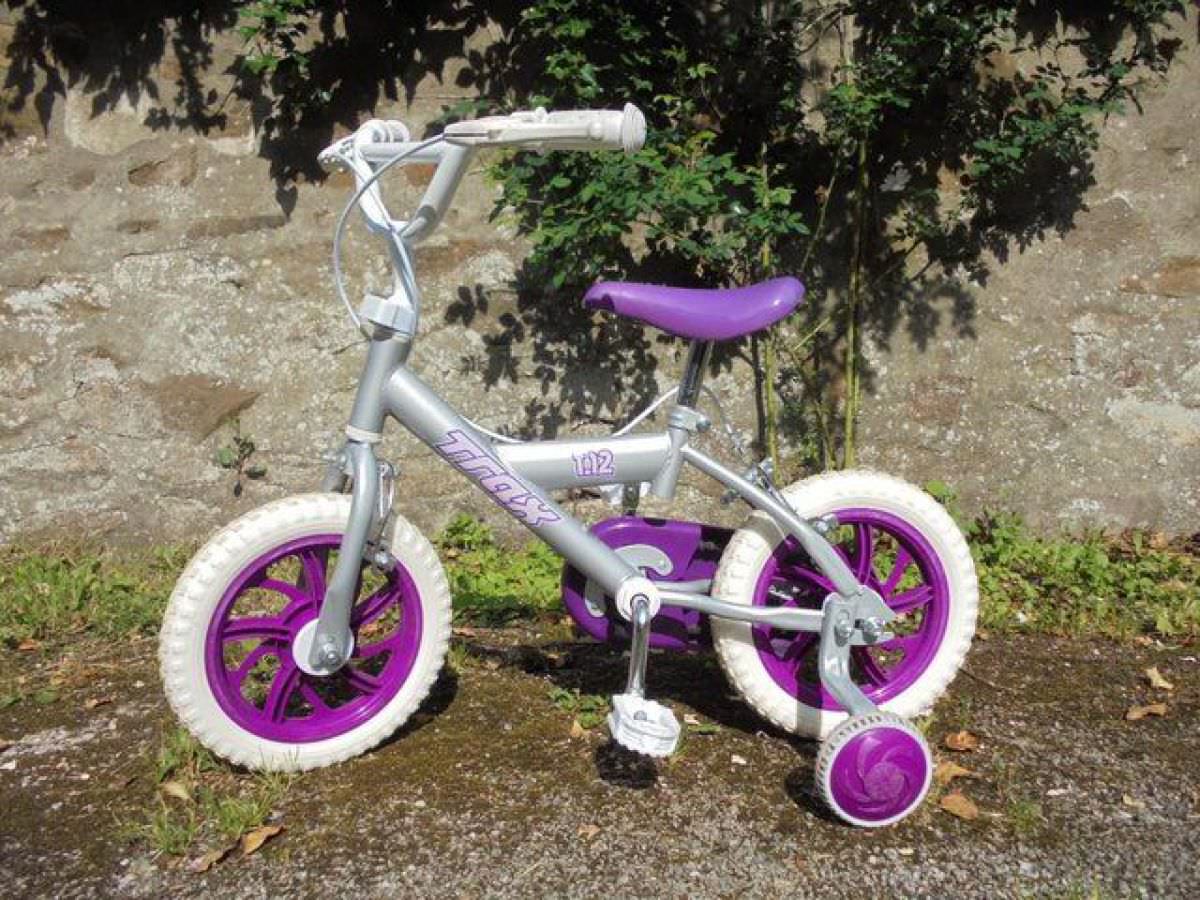 Girls' bicycle with stabilisers (age 3-5)