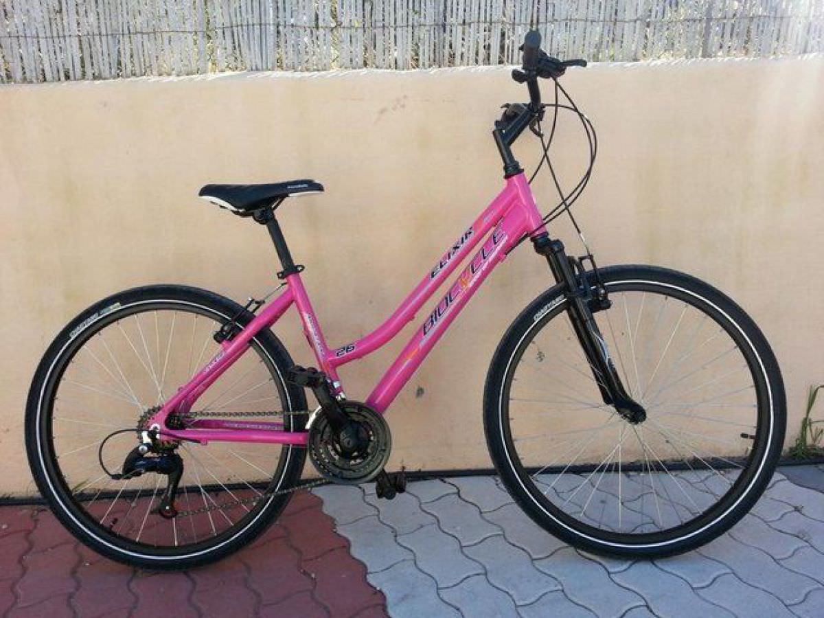 Ladies' bicycle, many extras, excellent condition.